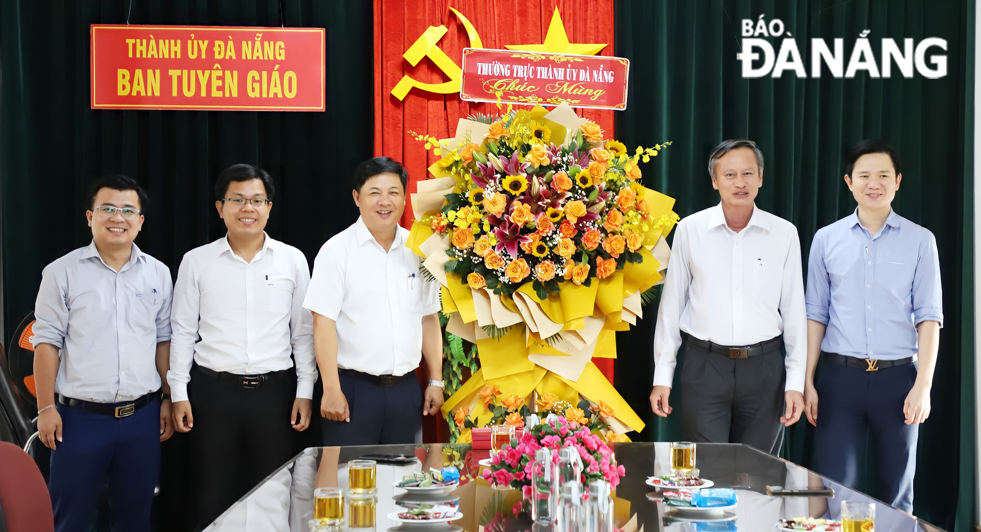Phó Bí thư Thường trực Thành ủy Lương Nguyễn Minh Triết (thứ 3, từ trái sang) tặng hoa chúc mừng Ban Tuyên giáo Thành ủy nhân kỷ niệm 92 năm ngày truyền thống tuyên giáo của Đảng. Ảnh: NGỌC PHÚ