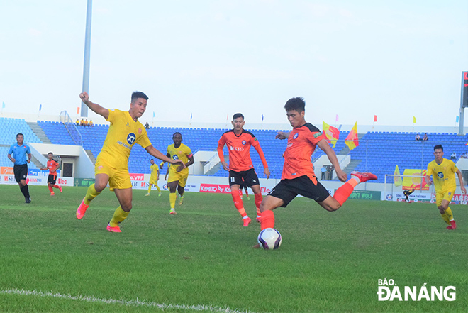 Đánh bại Nam Định, SHB Đà Nẵng (áo cam) tiến vào tốp 3 đội dẫn đầu V-League 2022. Ảnh: P.N