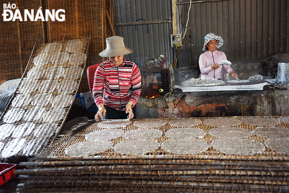 Bánh tráng làm từ dừa là đặc sản nổi tiếng ở Tam Quan.