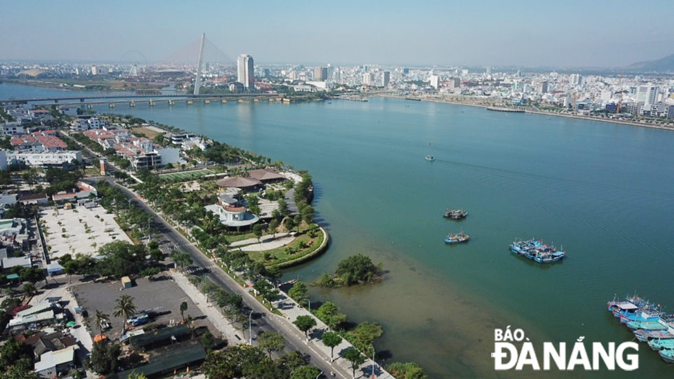 Nhiều dự án chung cư cao cấp đang đầu tư xây dựng ven sông Hàn được công bố giá bán ở mức 120 triệu đồng/m2. Ảnh: TRIỆU TÙNG