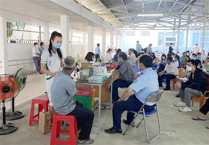 Bệnh viện Sài Gòn-Phan Rang tiêm vaccine phòng COVID-19 mũi 4 cho đối tượng từ 18 tuổi trở lên trên địa bàn tỉnh Ninh Thuận. Ảnh: Công Thử/TTXVN