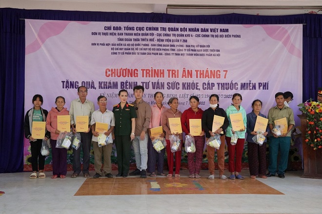 Dược sĩ Kiều Trọng Hưng tham gia tặng quà cho các gia đình chính sách ở xã Phong Mỹ, huyện Phong Điền.