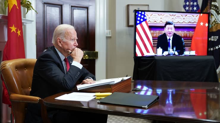 Tổng thống Mỹ Joe Biden và Chủ tịch Trung Quốc Tập Cận Bình trong một cuộc điện đàm. Ảnh: AFP