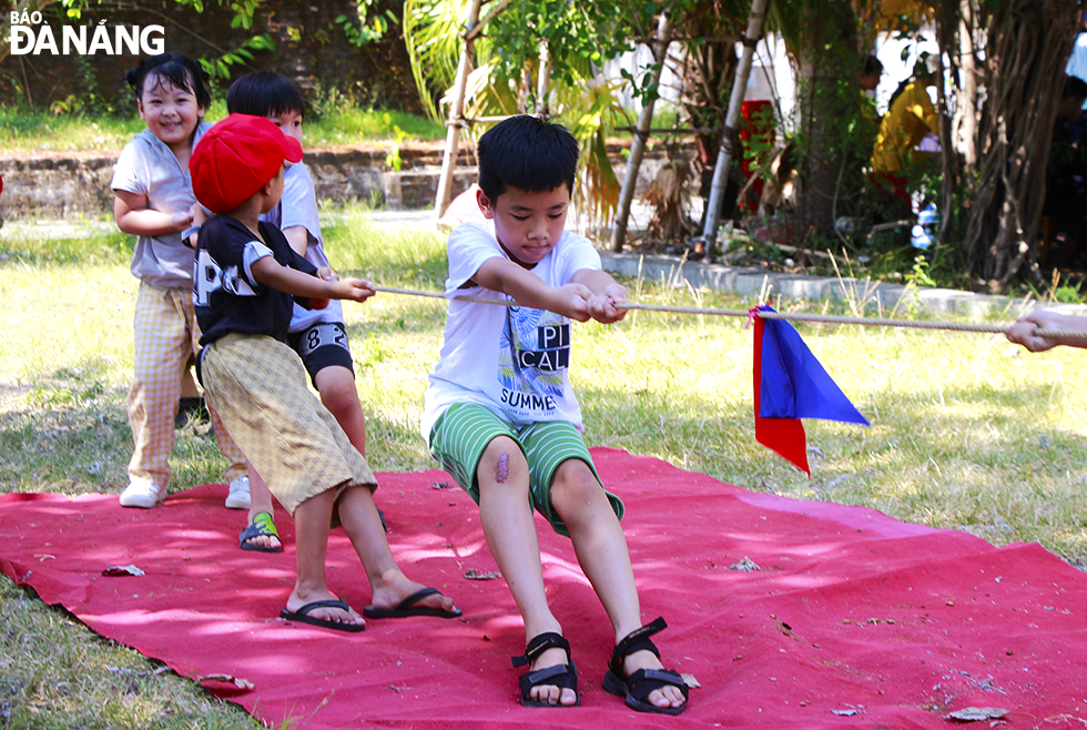 Apart from the festival’s main activities, the children also participate in such folk games as tug of war, sack jumping, and cheraw dance. Photo: X.D