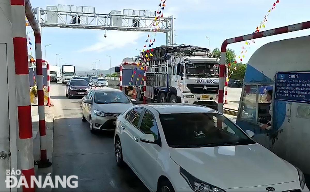 Ngày đầu thu phí không dừng, tuyến cao tốc Đà Nẵng - Quảng Ngãi ùn tắc cục bộ