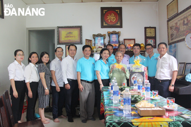 Đại diện Ủy ban Dân tộc Chính phủ thăm gia đình chính sách tại Đà Nẵng