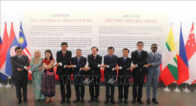Khai mạc triển lãm 'Sắc màu văn hóa ASEAN'