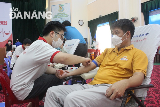 Hơn 400 đoàn viên, công chức, viên chức, lao động tham gia hiến máu tình nguyện