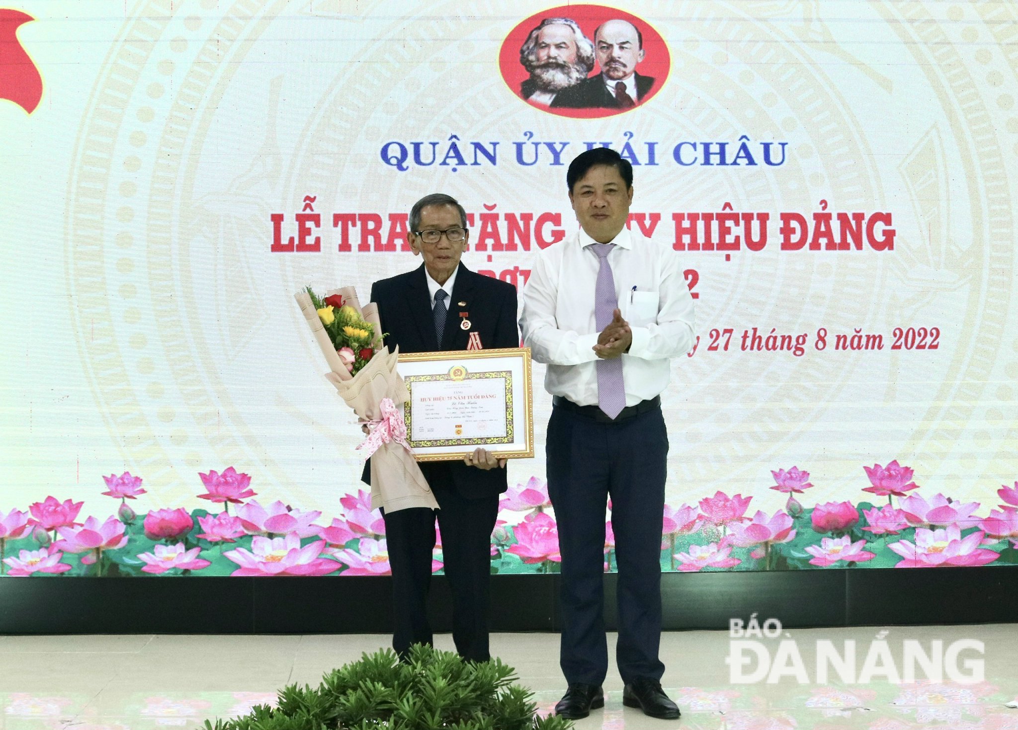 Quận Hải Châu tổ chức trao huy hiệu Đảng nhân dịp Quốc khánh 2-9