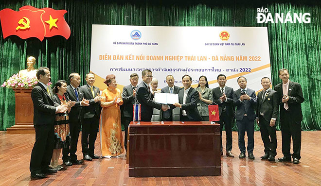 Hội Doanh nhân Thái Lan - Việt Nam và Hội Doanh nhân trẻ thành phố Đà Nẵng ký kết biên bản kết nối doanh nghiệp Thái Lan - Đà Nẵng năm 2022. Ảnh: THÀNH LÂN