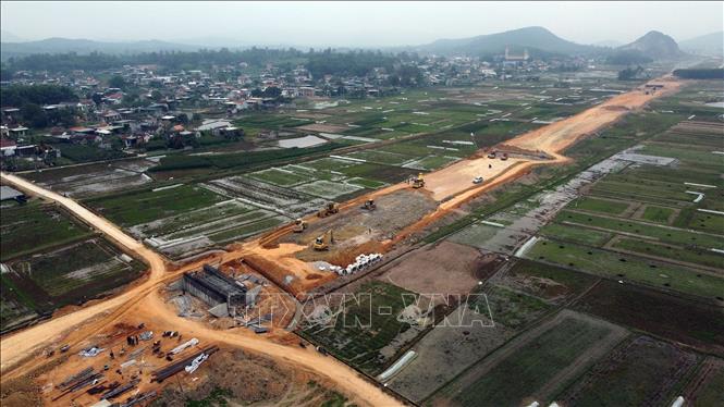 Cao tốc Nghi Sơn-Diễn Châu được thi công xây dựng với quy mô 4 làn xe, nền đường 17m. Ảnh (tư liệu) minh họa: Huy Hùng/TTXVN