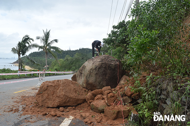 Functional forces handle large stone blocks that roll down onto the Hoang Sa road after a heavy rain at the end of December 2021. Photo: HOANG HIEP