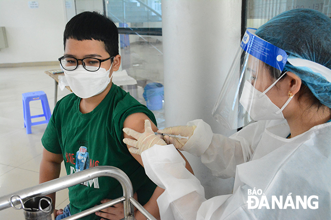 Tiêm vắc-xin phòng Covid-19 cho học sinh trên địa bàn quận Hải Châu. Ảnh: PHAN CHUNG 