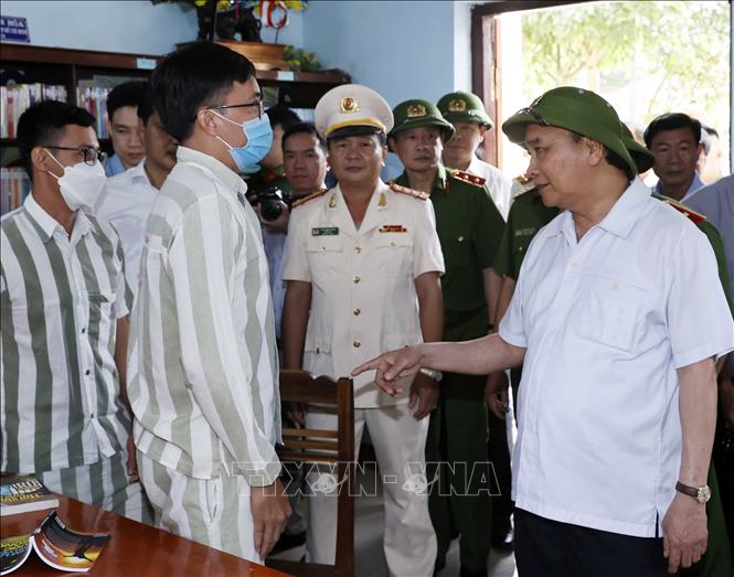 Chủ tịch nước Nguyễn Xuân Phúc thăm và kiểm tra công tác đặc xá tại phân trại số 1. Ảnh: Thống Nhất/TTXVN