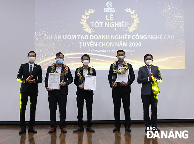 Bui Ngoc Chau (second, right) at the graduation ceremony for high-tech startups 2020 (Photo courtesy of the character)