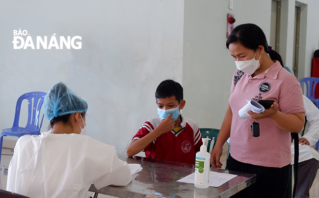 In its efforts to improve effective control of the pandemic, the Da Nang government is urging the health sector to work with local relevant agencies to speed up the rollout of COVID-19 vaccines across the city, with high priority given to giving life-saving jabs to school pupils, and its teaching staff before new academic year starts. Photo: PHAN CHUNG