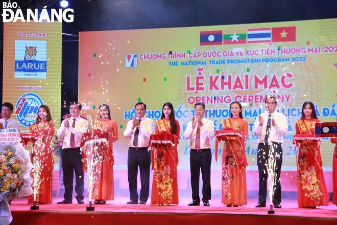 Các đại biểu tham gia sự kiện cắt băng khai mạc Hội chợ Ewec Đà Nẵng 2022.