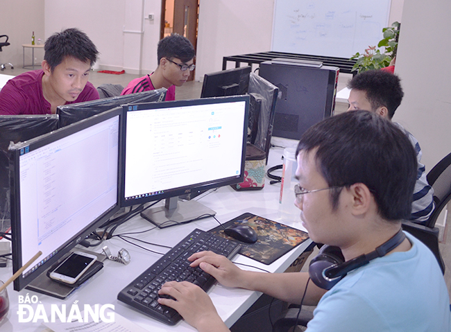 Các kỹ sư phần mềm đang làm việc tại một doanh nghiệp công nghệ thông tin ở quận Hải Châu. Ảnh: HOÀNG HIỆP