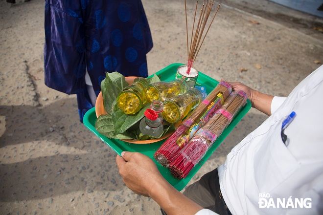  The tray of offerings to the 