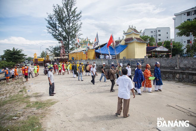 A large number of residents join the festival.