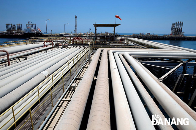 Riyadh cho biết sẽ có giải pháp cần thiết để cân bằng thị trường nếu thiếu nguồn cung dầu mỏ. TRONG ẢNH: Một khu vực thuộc nhà máy lọc dầu ở Saudi Arabia. Ảnh: Reuters