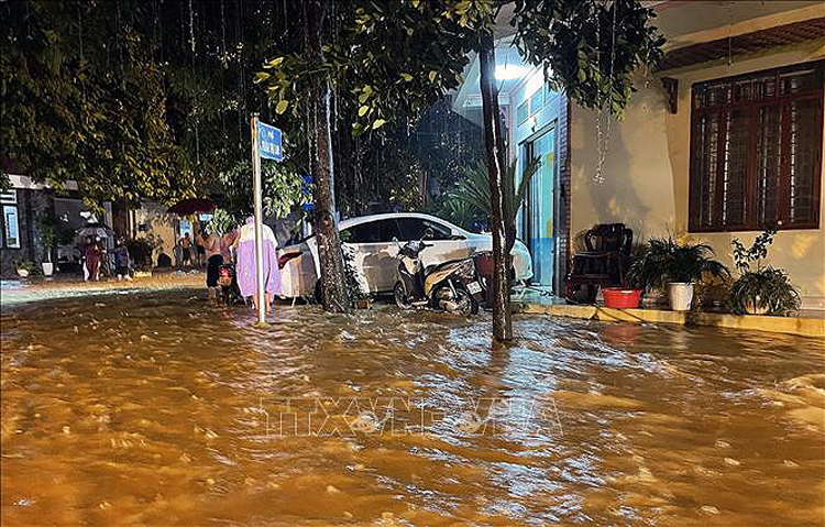 Ngập cục bộ tại một số tuyến đường chính trong thành phố Lào Cai. Ảnh: Quốc Khánh/TTXVN