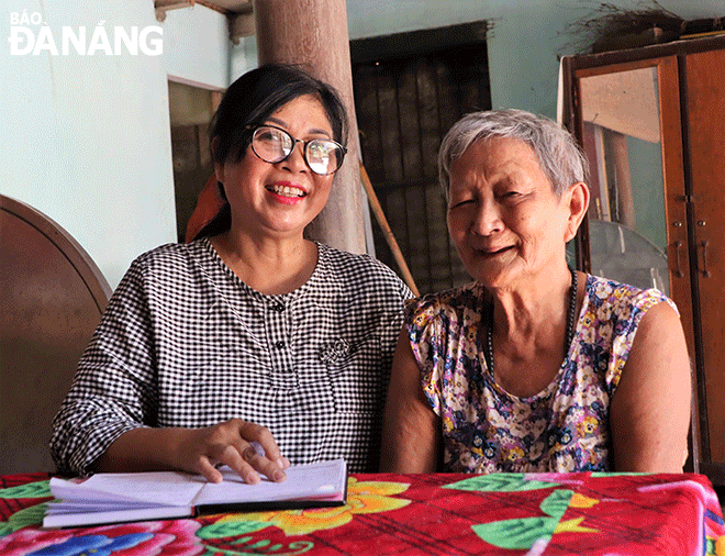 Bà Ngô Thị Đằng (phải) - một trong những người cao niên vẫn chung thủy với giọng điệu đặc sệt chất Phong Nam. Ảnh: NHƯ HẠNH