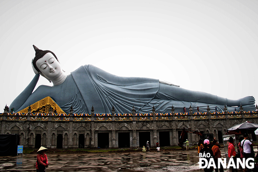 Bước vào khuôn viên chùa sẽ thấy ngay bức tượng Phật Thích Ca nhập niết bàn ngoài trời dài 63 mét, cao 22,5 mét, nặng 490 tấn, đặt trên bệ đỡ cao khoảng 28 mét so với mặt đất. Đây là tượng Phật nằm lớn nhất Việt Nam hiện nay.	