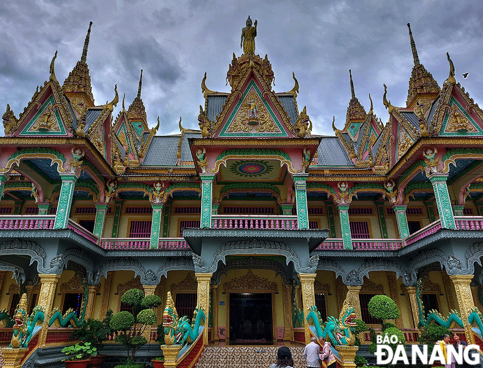 Ngôi sala (giảng đường) mới được khánh thành năm 2017 mang vẻ đẹp tráng lệ, lộng lẫy với hàng loạt hoa văn đặc trưng của đồng bào Khmer.