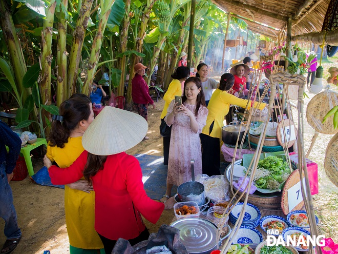 Đông đảo người dân tham gia lễ hội.