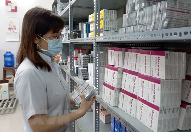 Nhân viên y tế bổ sung số thuốc mới được cung ứng vào quầy thuốc Bảo hiểm Y tế. (Ảnh: Xuân Triệu/TTXVN)