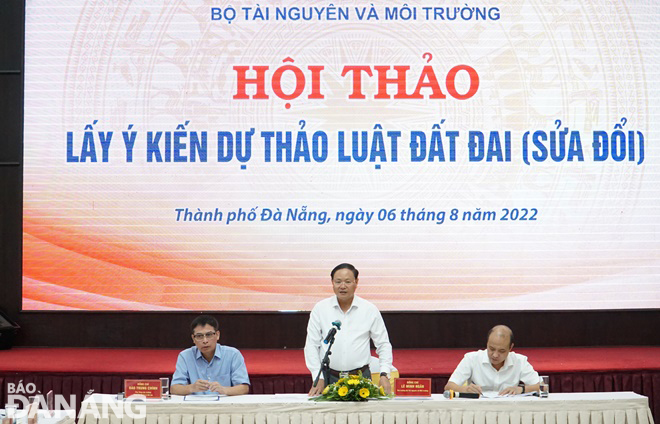 Thứ trưởng Bộ Tài nguyên và Môi trường Lê Minh Ngân phát biểu tại hội thảo. Ảnh: HOÀNG HIỆP