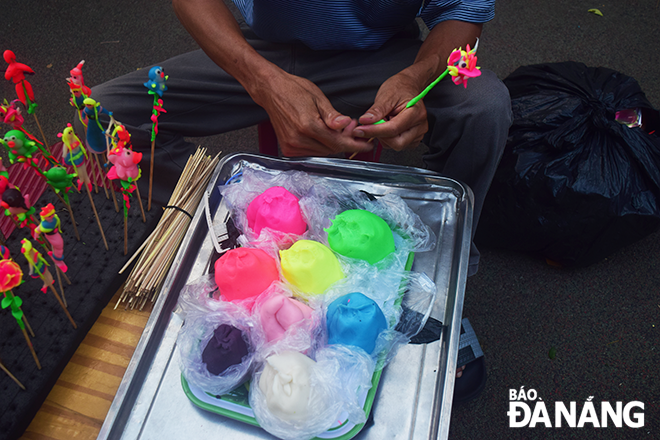 Although there are currently many different types of powder on the market, artisan Kinh still uses glutinous rice dough to make 'to he'.