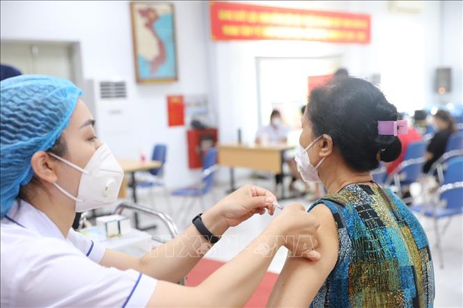 Tiêm vaccine phòng Covid-19 mũi nhắc lại để củng cố miễn dịch phòng bệnh. Ảnh: TTXVN