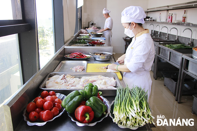 Food safety is always a top priority for businesses and catering establishments. IN THE PHOTO: A kitchen staff member at the Muong Thanh Luxury Da Nang Hotel is seen preparing food to serve diners. (Photo taken on August 4) Photo: XUAN DUNG