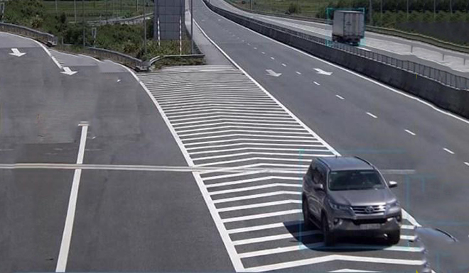 A car runs in reverse along the Da Nang-Quang Ngai Expressway on August 4, 2022 in this screenshot taken from the footage.