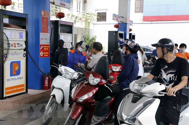 Người dân chờ mua xăng, dầu tại một điểm bán kinh doanh xăng, dầu trên địa bàn Hà Nội. (Ảnh: Trần Việt/TTXVN)