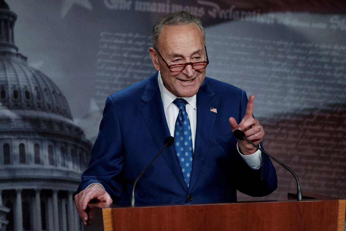 Ông Chuck Schumer, lãnh đạo phe đa số của đảng Dân chủ tại Thượng viện Mỹ phấn khởi trước việc Thượng viện thông qua Đạo luật Giảm lạm phát vào ngày 7-8-2022.  Ảnh: China Daily