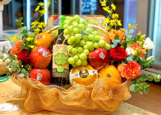 Giỏ hoa quả nhập khẩu kèm theo rượu vang tặng đối tác, khách hàng.