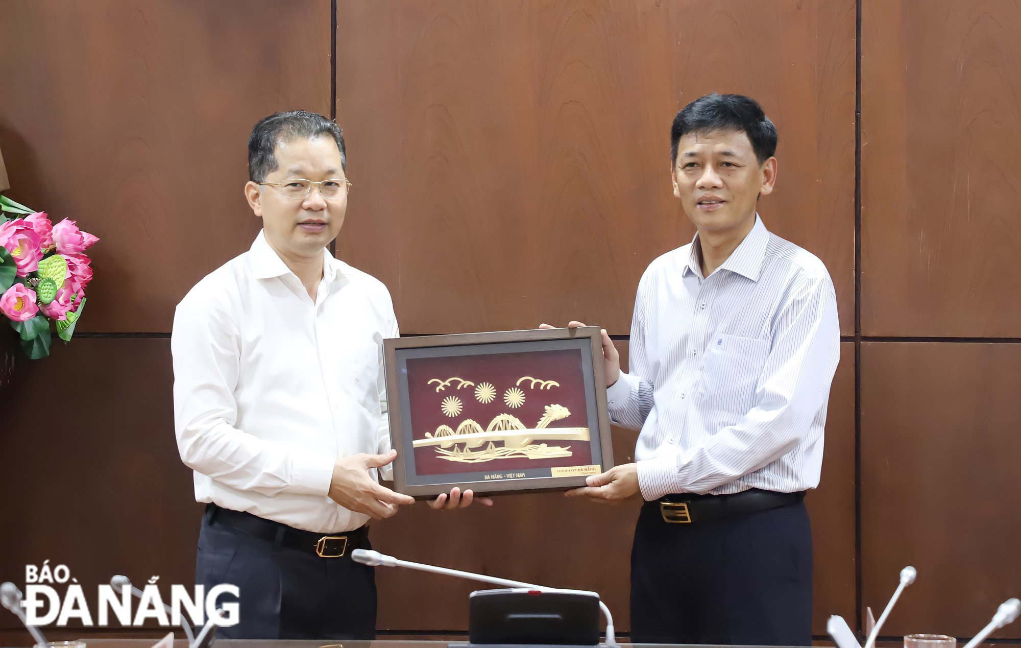 Da Nang Party Committee Secretary Nguyen Van Quang (left) presenting a souvenir to his counterpart Lam Van Man. Photo: NGOC PHU