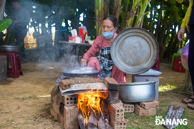 Quang noodles were cooked directly by contestants at the contest.