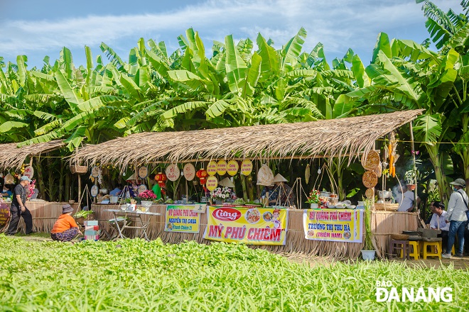 In each thatched cottage, contestants cooking Quang noodles for displays and inviting visitors to enjoy.