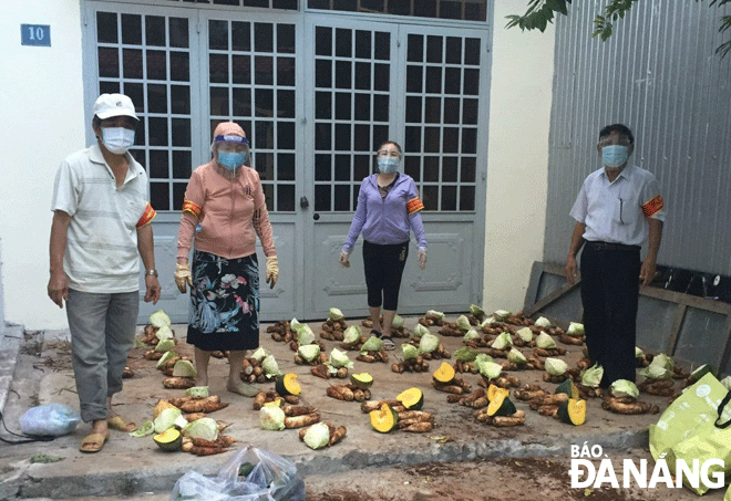 Ông Nguyễn Văn Bôi (bên phải) tham gia chia thực phẩm cho bà con trong đợt dịch Covid-19 năm 2021. Ảnh: NVCC