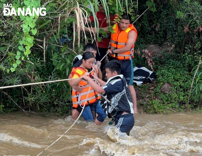 Chiều 9-7, lực lượng chức năng đã cứu hộ 6 người đi cắm trại gần suối ở thôn Phú Túc (xã Hòa Phú, huyện Hòa Vang) do nước suối dâng lên nhanh, chảy xiết sau khi có mưa giông lớn. Ảnh: PV