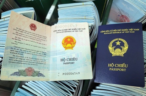 After conducting compulsory technical consultations, authorised agencies of Spain decided to accept the new-style passport (dark blue cover) of Vietnam as it includes necessary information in line with international regulations. (Photo: VNA)