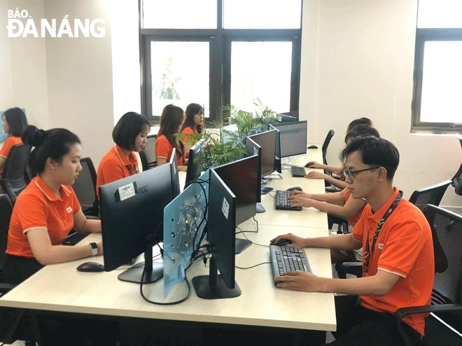 Digital transformation is the new driving force to promote the city's development. IN THE PHOTO: Employees are seen working at the FPT Software Co., Ltd. Photo: M.Q