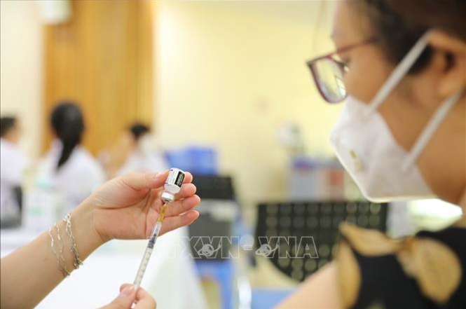 Các địa phương đẩy nhanh tiến độ tiêm vaccine phòng Covid-19 mũi 4. Ảnh: TTXVN