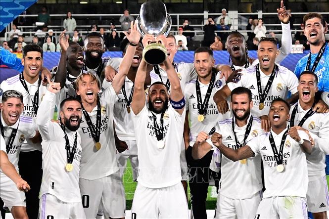 Niềm vui của các cầu thủ Real Madrid sau khi đánh bại Eintracht Frankfurt với tỷ số 2-0 để giành Siêu cúp châu Âu 2022. Ảnh: AFP/TTXVN