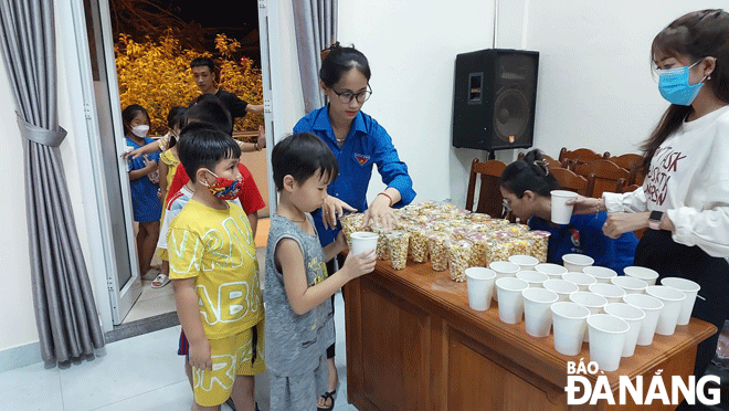 Đoàn phường Hòa Hải (quận Ngũ Hành Sơn) chuẩn bị những suất bỏng ngô, nước ngọt cho các em nhỏ đến xem phim. Ảnh: X.HẬU