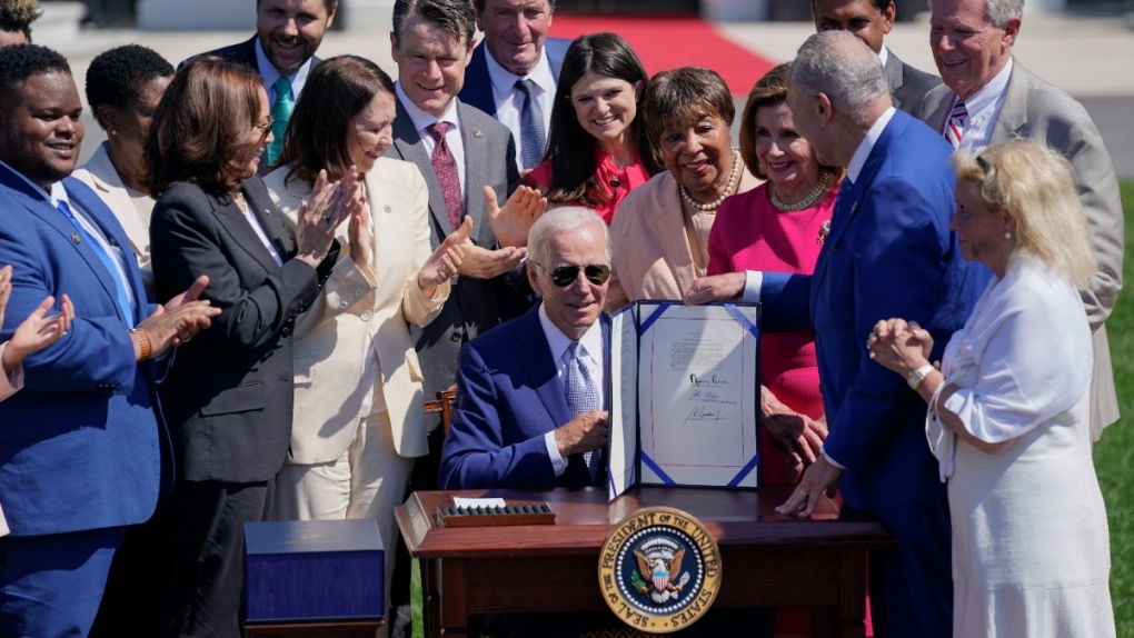 Tổng thống Mỹ Joe Biden ký Đạo luật Khoa học và CHIPS cùng với các quan chức chính phủ tại Nhà Trắng vào ngày 9-8. Ảnh: AP